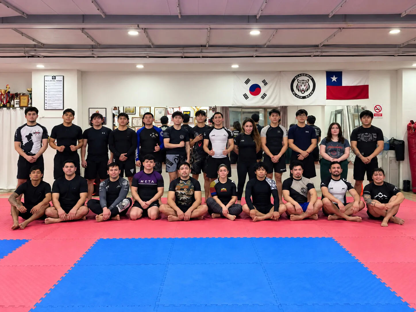 Equipo de APEX Puerto Montt reunido en el tatami