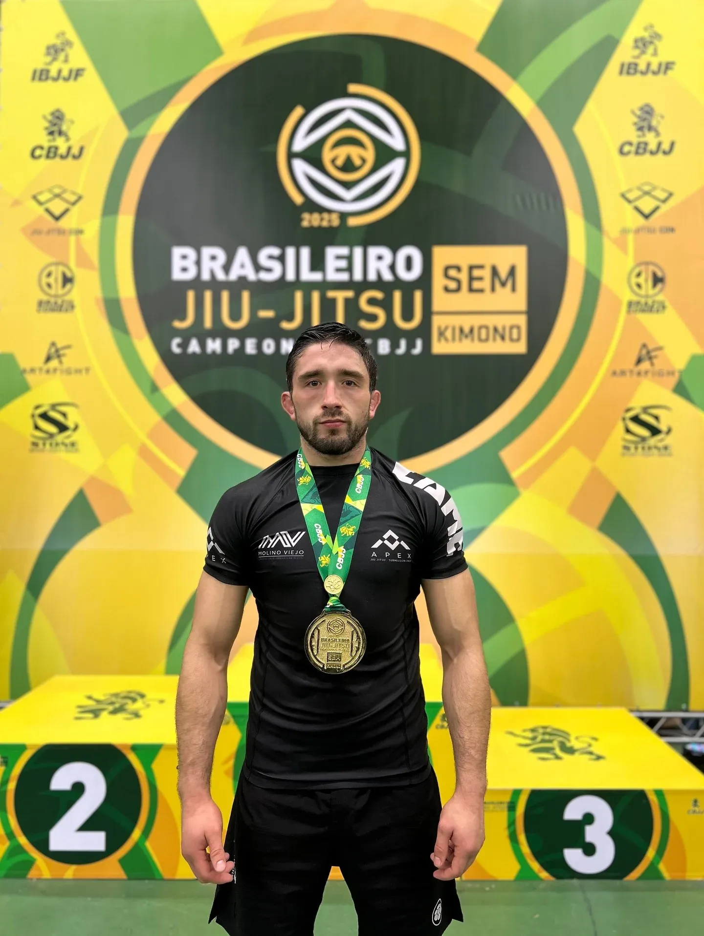 Yona Cárdenas con la medalla de oro del Brasileiro Sem Kimono 2025, con rashguard APEX