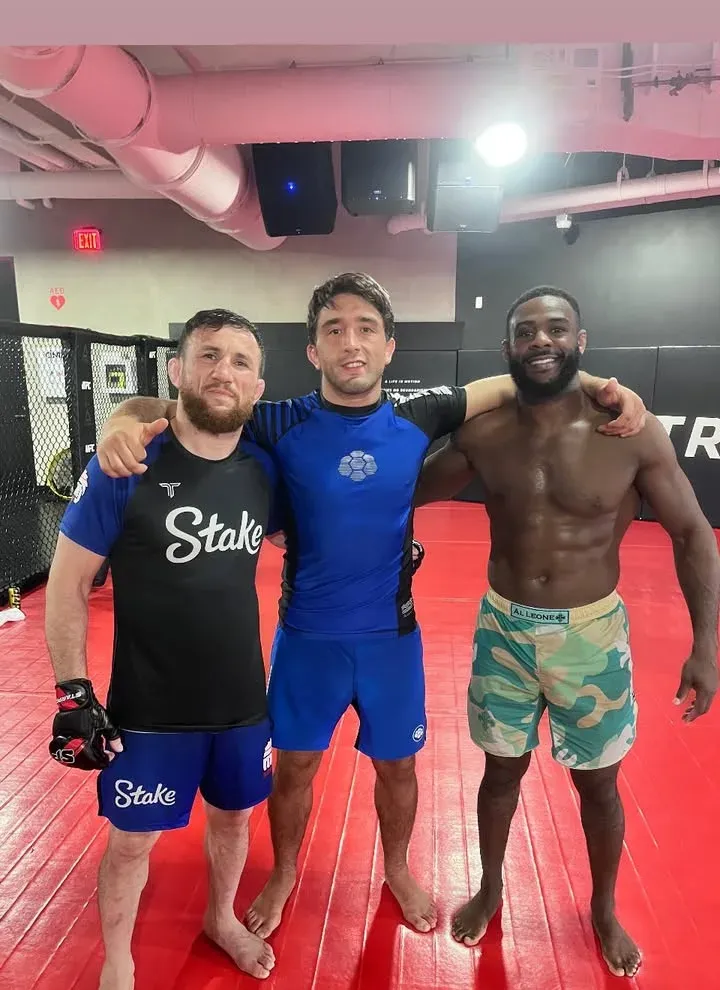 Yona Cárdenas entrenando con Merab Dvalishvili y Aljamain Sterling