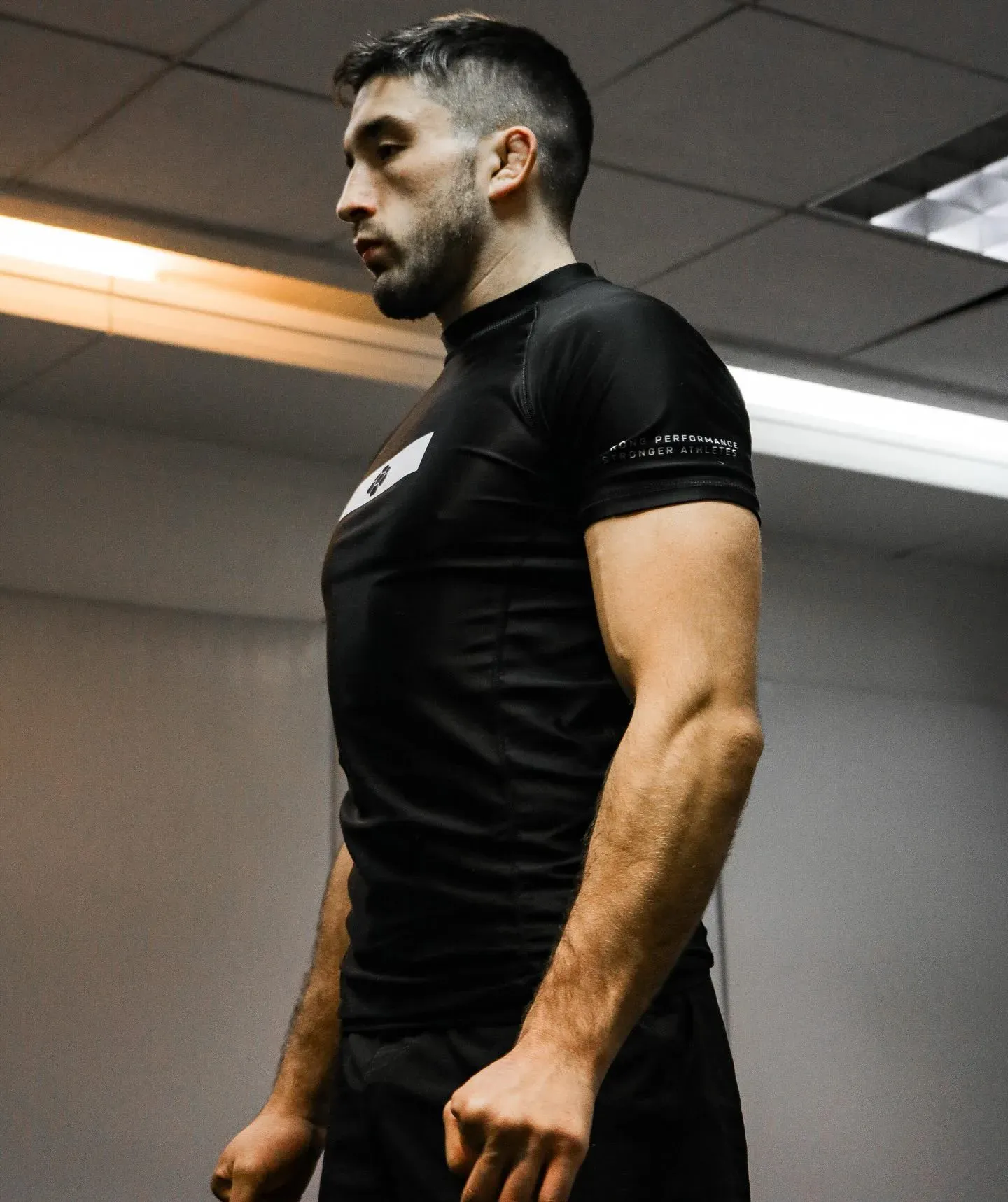 Retrato de Yona Cárdenas con rashguard negra