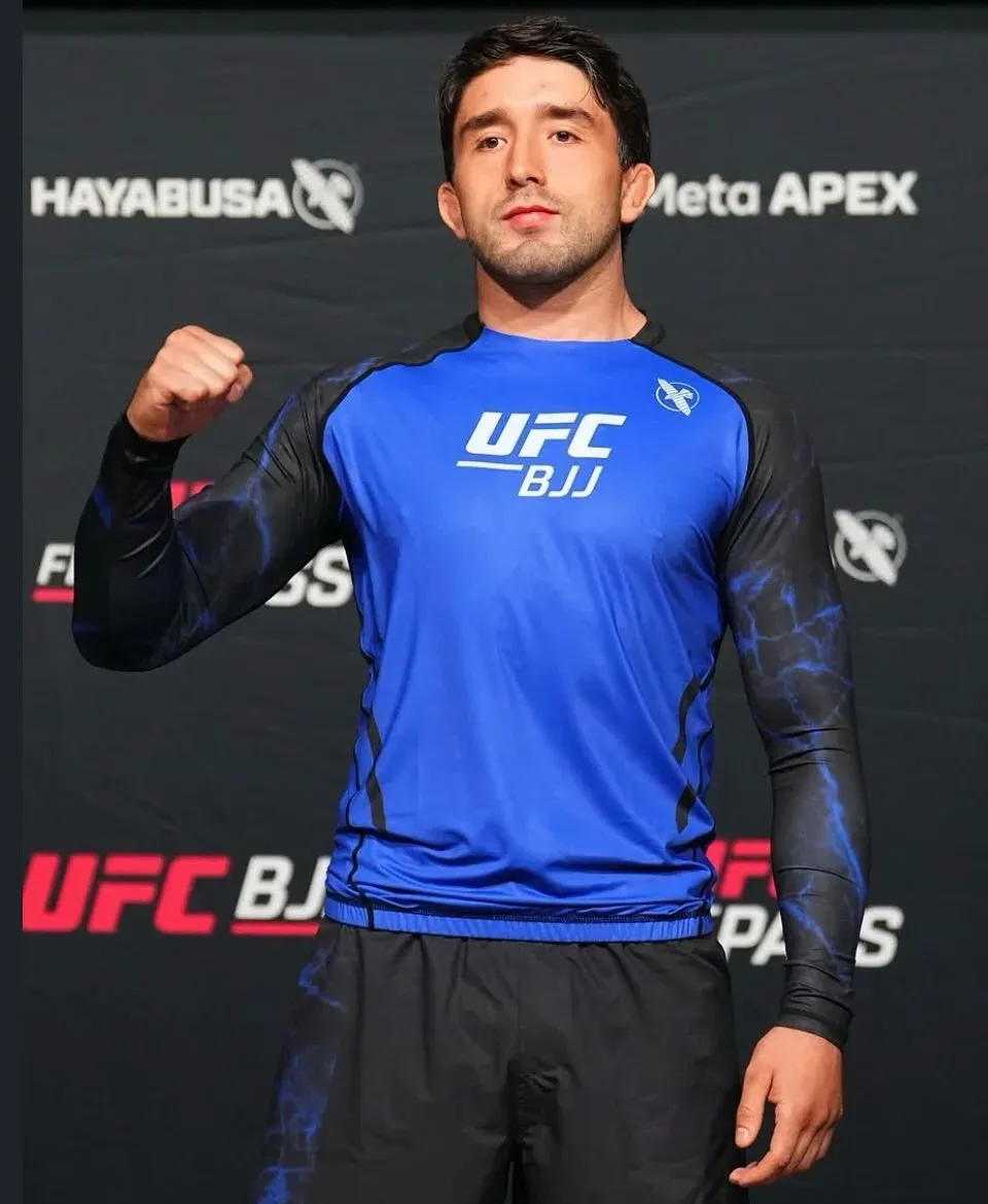 Yona Cárdenas con la rashguard de UFC BJJ, con el puño en alto